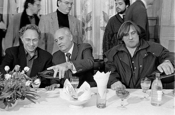 Михаил Горбачев выпивает с Пьером Ришаром и Жераром Депардье, 1993 год