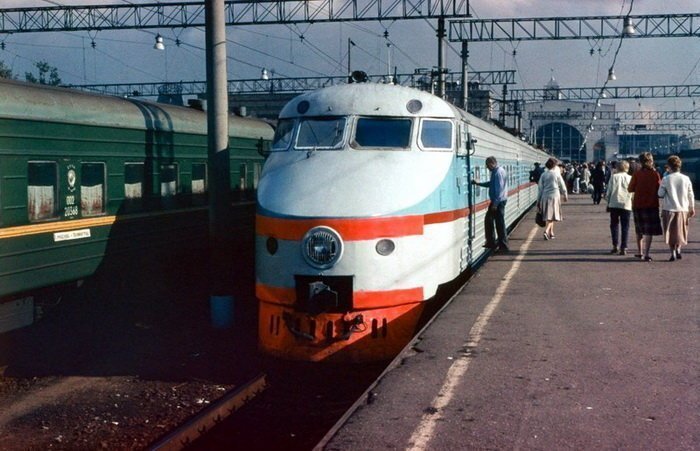 ЭР200 — советский скоростной электропоезд постоянного тока на Ленинградском вокзале в Москве, 1988 год
