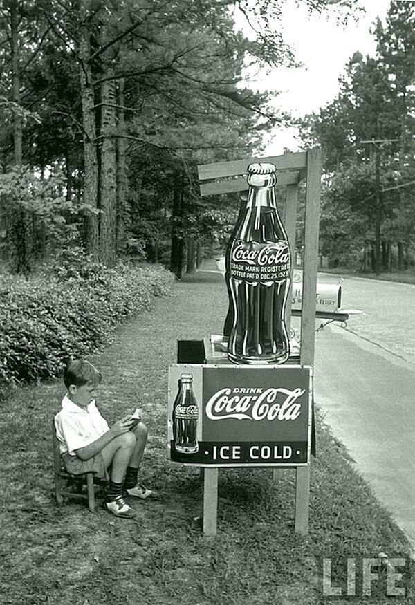 Альфред Айзенштедт - Мальчик продает Кока-Колу с придорожного стенда, Атланта 1936