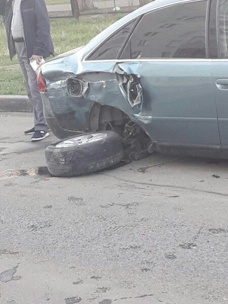 Водитель протаранил десять автомобилей и сбил пешехода: видео