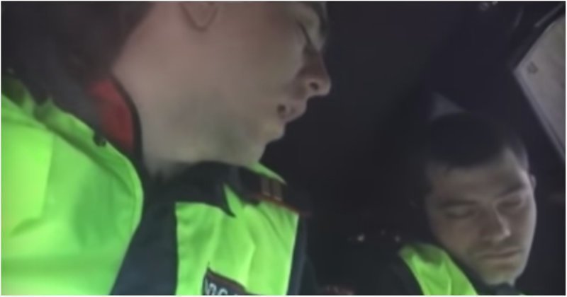Прохожий снял на видео спящих в служебной машине инспекторов ДПС