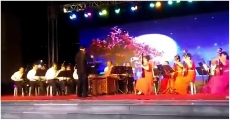 На концерте в Китае тяжелая конструкция с оборудованием рухнула на музыкантов