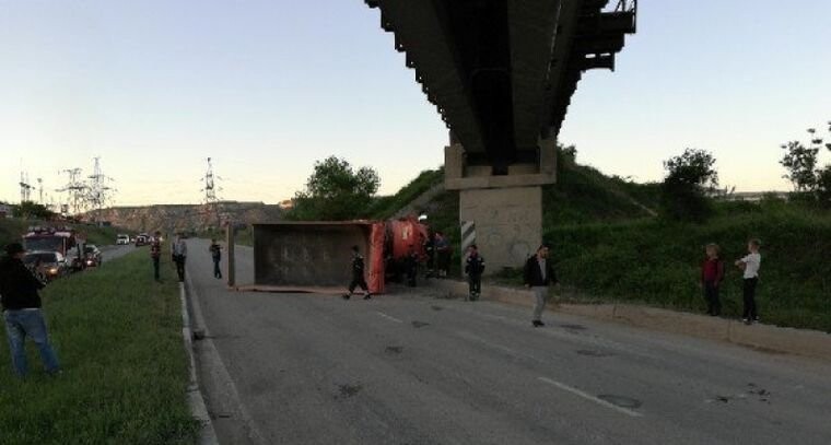 Авария дня. КамАз зацепился кузовом за мост и перевернулся