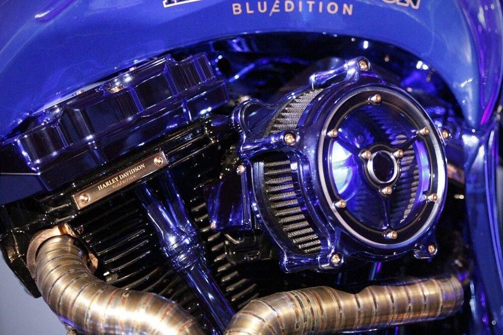 Harley blues. Харлей Дэвидсон Blue Edition. Мотоцикл Harley Davidson Blue Edition. Harley Davidson Bucherer. Harley-Davidson + Bucherer Blue Edition most expensive.