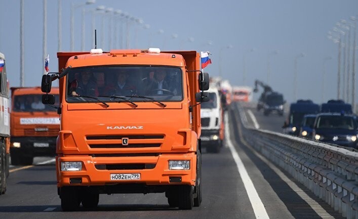Путин открывает мост в Крым, ставший первым связующим звеном России с аннексированным полуостровом