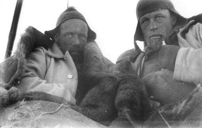 Участники экспедиции Уайлд и Уотсон в палатке