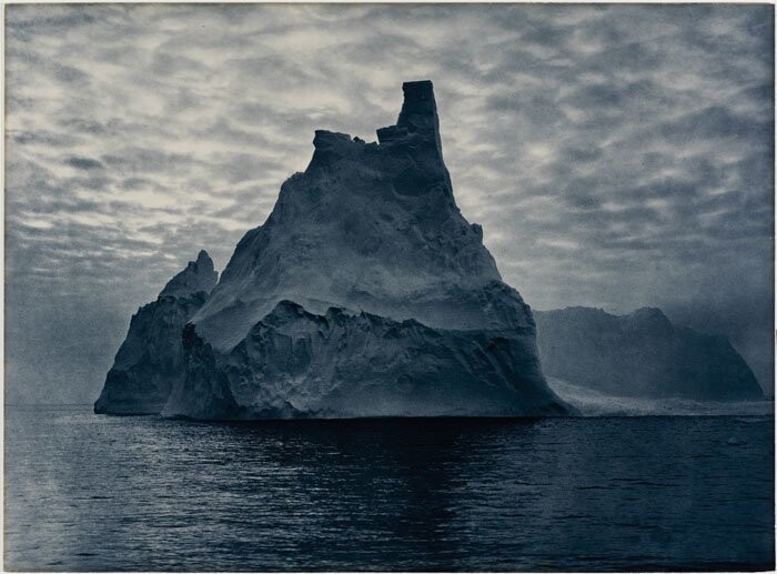 Неверное солнце полярной ночи превращает ледяные острова в сияющие замки изо льда