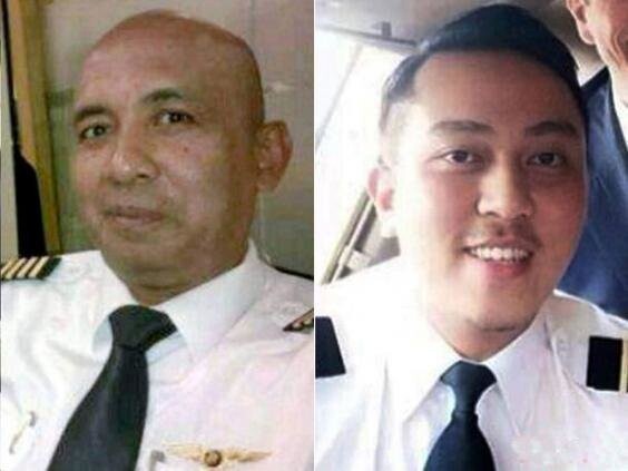 На снимке: пилоты рокового рейса 53-летний Захари Амад Шах (слева) и Фарих Абдул