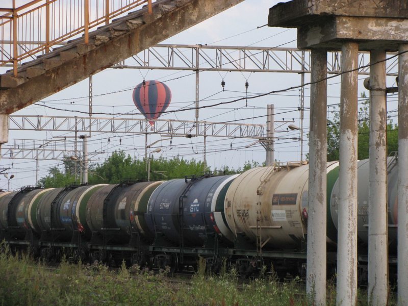 Воздушные шары летят над городом