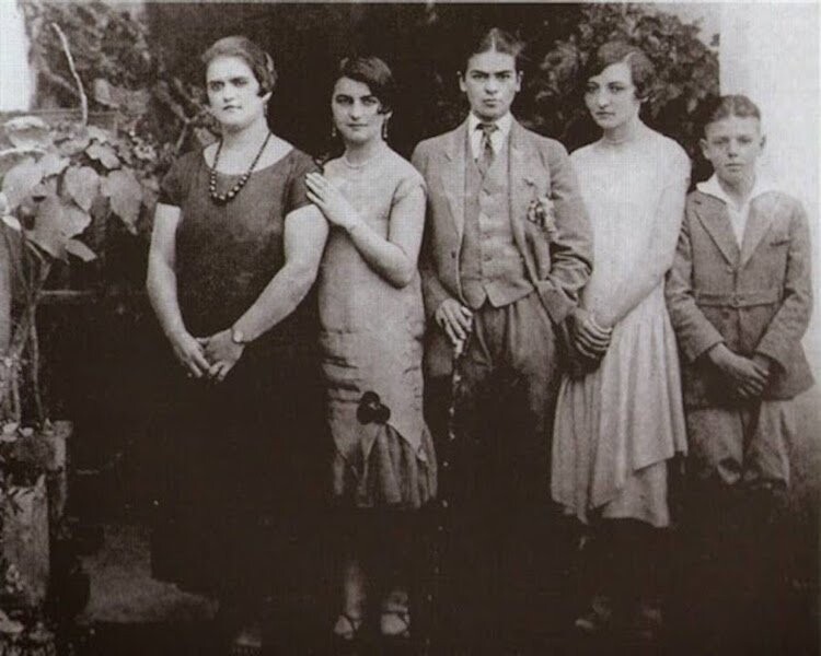 Редкие снимки культовой художницы Фриды Кало 1920-х годов