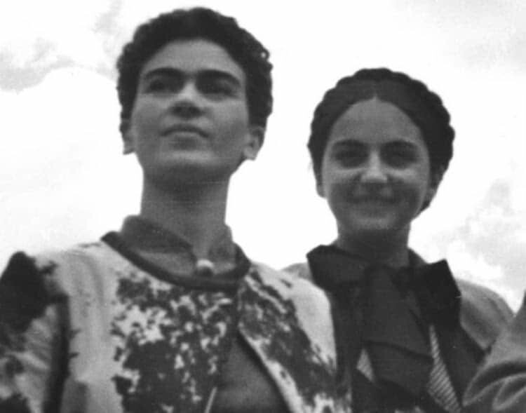 Редкие снимки культовой художницы Фриды Кало 1920-х годов