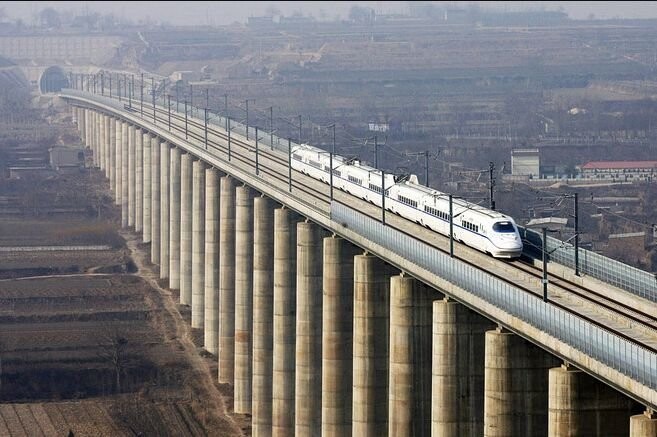 Уникальность сооружения состоит еще и в том, что 9 километров моста проложено над водой (не подряд). Даньян-Куньшаньский виадук пересекает озеро Янчэн, площадью 20 кв. км.