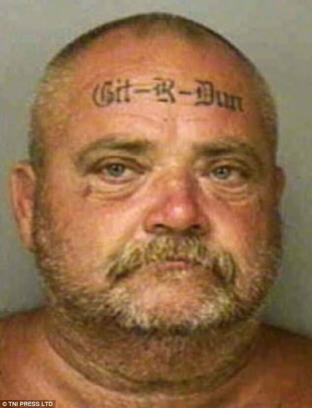 Флойд Беби был арестован, а затем осужден за кражу со взломом. На его лбу красуется тату git-r-dun (в переводе со сленга "сделай это"), а на затылке - got-r-did ("сделано"). Он даже попал в "зал славы" магшотов.