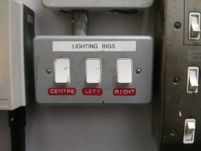 То самое чувство, когда центральный выключатель слева, а левый в центре!