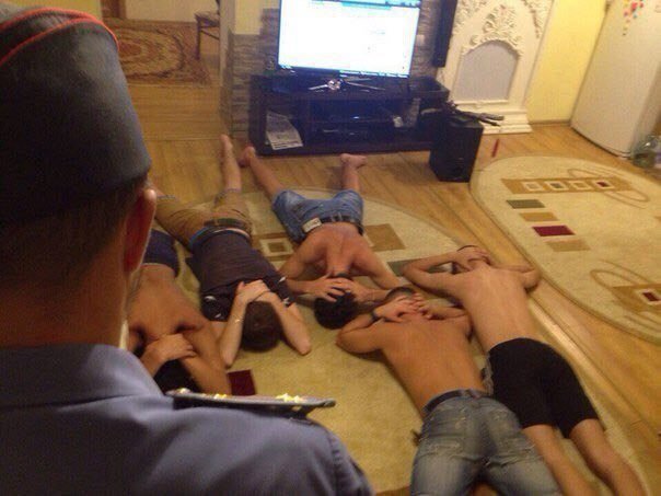 Судя по фото, полицейские - частые гости студенческих вечеринок