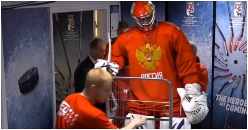 Как вратаря сборной России по хоккею на матч на тележке вывозили
