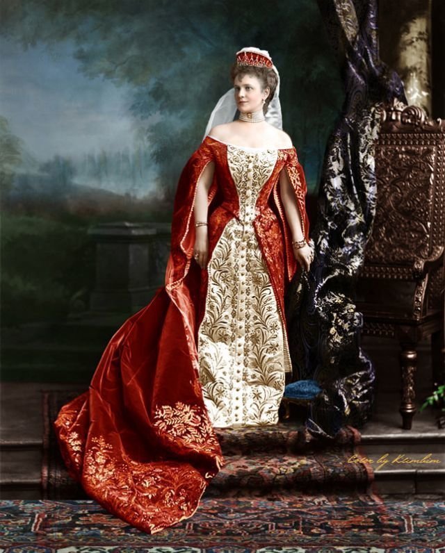 Баронесса Грайвениц в русском костюме, 1900 год  
