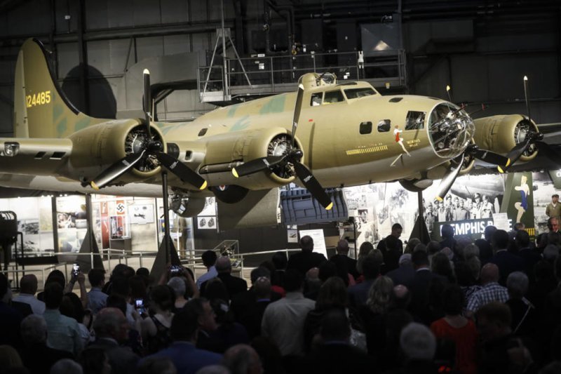 Посетители столпились у бомбардировщика Boeing B-17 Flying Fortress времен Второй мировой войны в Национальном музее Военно-воздушных сил США, штат Огайо  