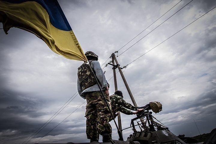 Машина с военными НАТО подорвалась на мине в Донбассе