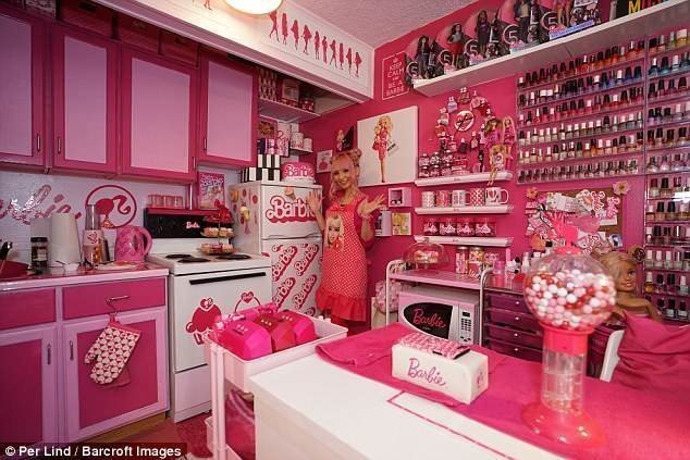 Угадаете, какой у Азусы любимый цвет? Всё, что только возможно, здесь розовое и обклеено надписью "Barbie".