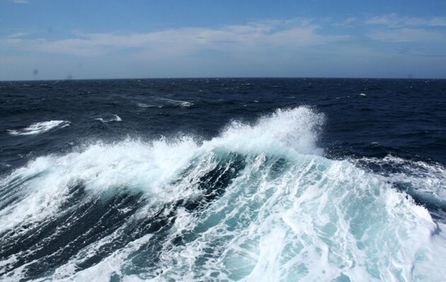 Появление аномально высокой и крутой волны на фоне морского волнения.