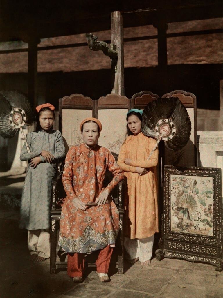 Принцесса Вьетнама в королевском одеянии в Аннаме, французская Индонезия, после изгнания из древней столицы вьетнамской королевской династии - города Хюэ