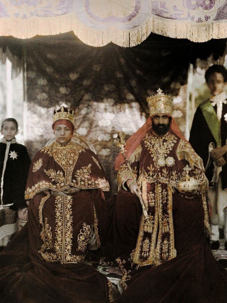 Император Эфиопии Хайле Селассие I, потомок легендарного царя Соломона, и императрица Менен Асфау в церемониальных нарядах