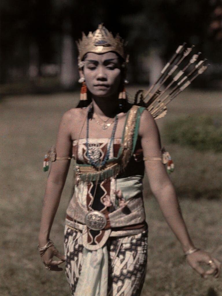 Женщина в роли принцессы в уличном народном спектакле, Ява, Индонезия