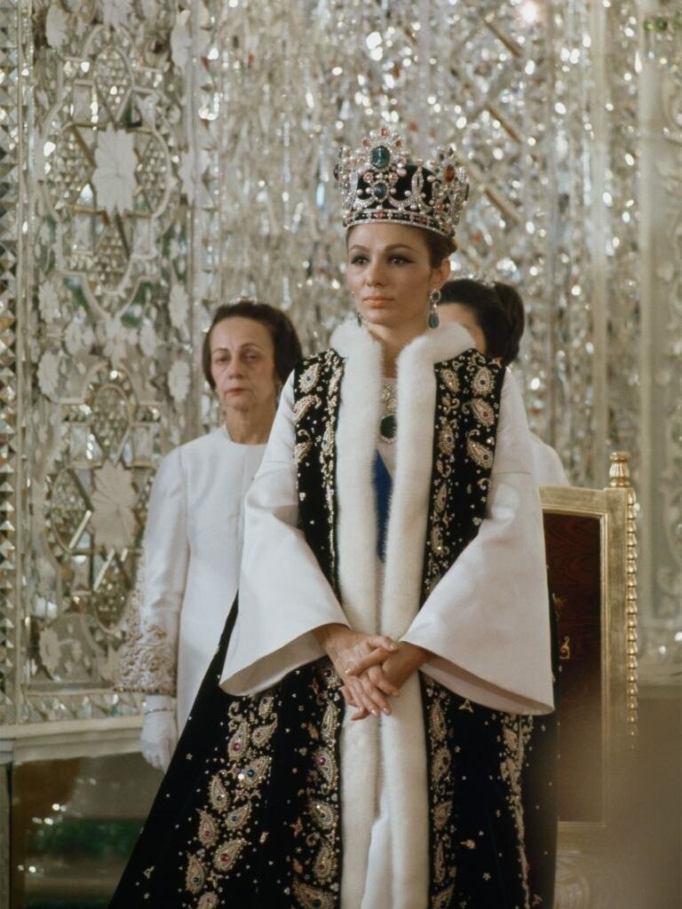 Вдовствующая императрица Ирана Фарах Пехлеви, вдова шаха Мохаммеда Резы Пехлеви, в церемониальном облачении