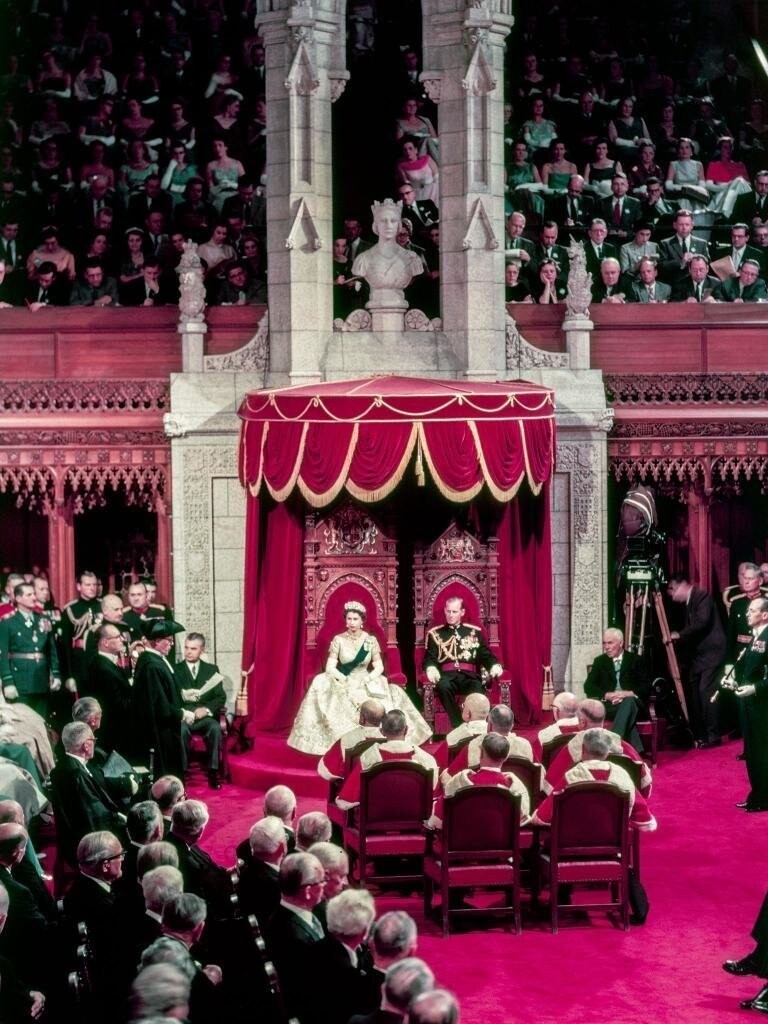 Королева Елизавета II открывает сессию канадского парламента в Онтарио