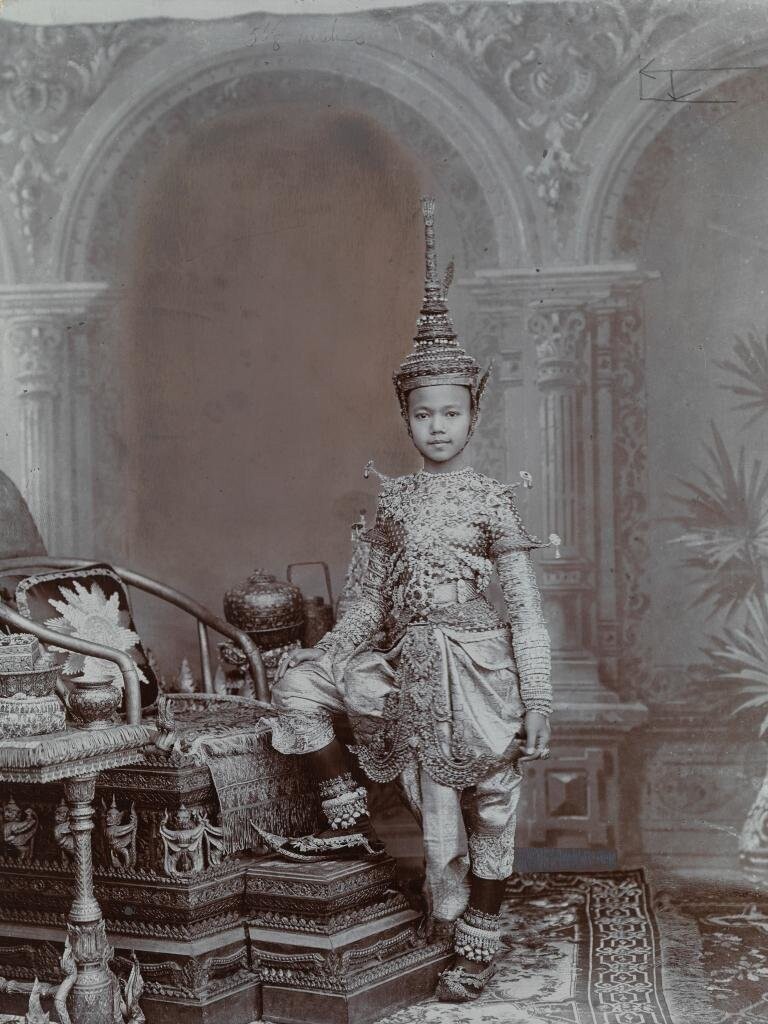 Принц Сиама (Таиланда) в одеянии, расшитом драгоценными камнями
