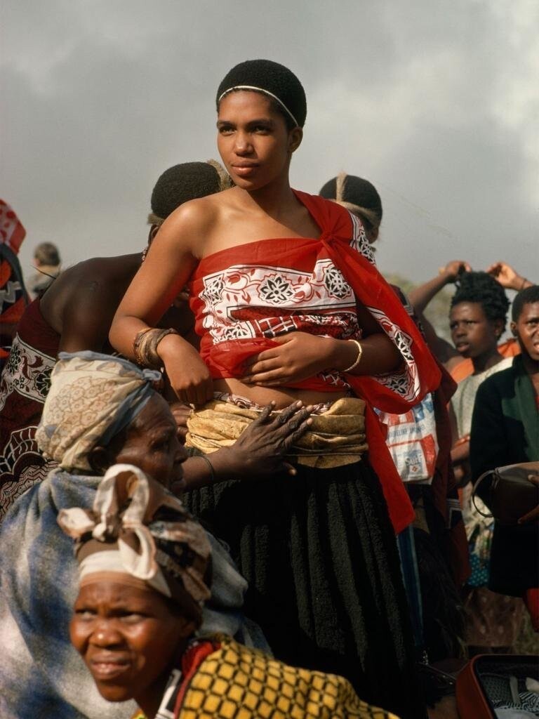 Старые женщины одевают принцессу Свазиленда для свадьбы, 1970 год