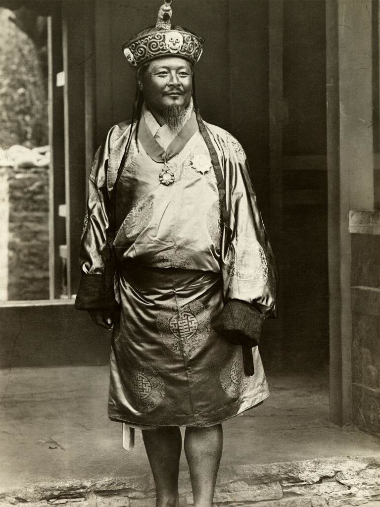 Угьен Вангчук, первый король Бутана, в официальном королевском одеянии