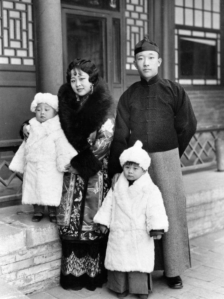 Принц и принцесса Монголии со своими наследниками