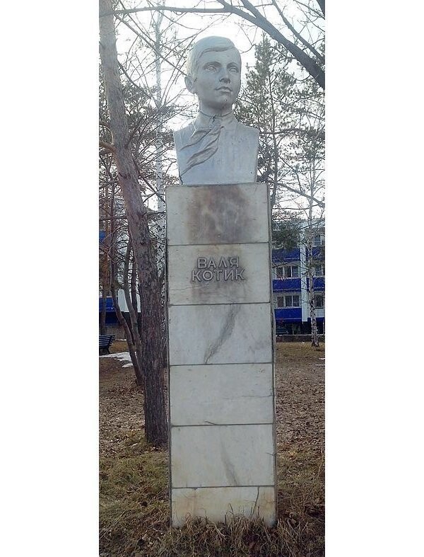 Памятник Валентину Котику на территории бывшего пионерского лагеря «Алые паруса» близ Тольятти.