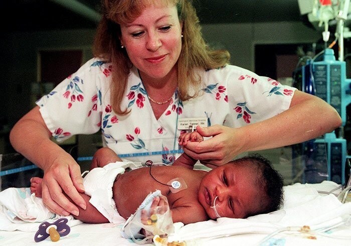 Спасенный младенец воссоединился со своей спасительницей 20 лет спустя