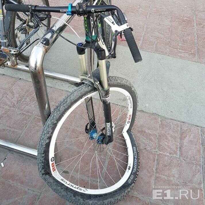 В Екатеринбурге парни на BMW, объезжая пробку по тротуару, избили битой велосипедиста