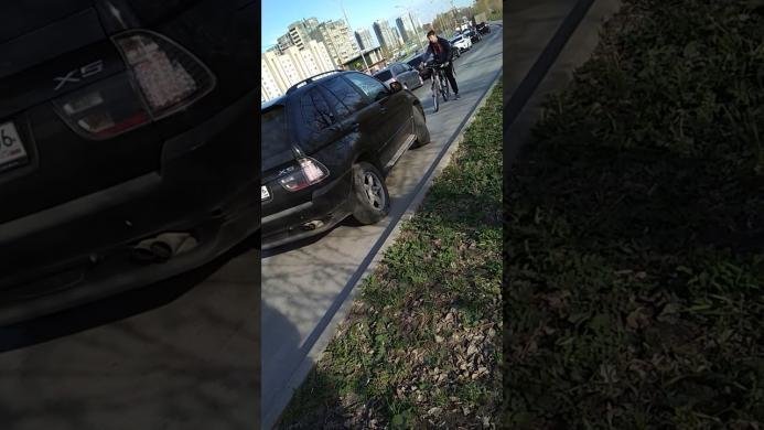 В Екатеринбурге парни на BMW, объезжая пробку по тротуару, избили битой велосипедиста 