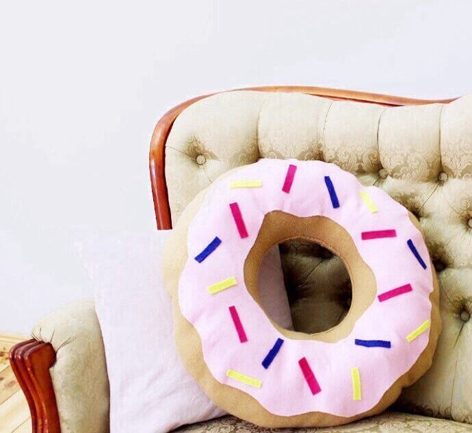 Декоративная подушка в виде пончика