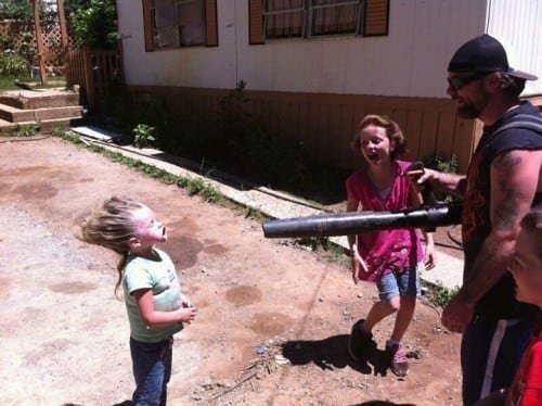 Малыш хотел помочь убраться во дворе - вот и помог: ведь смех добавляет сил!