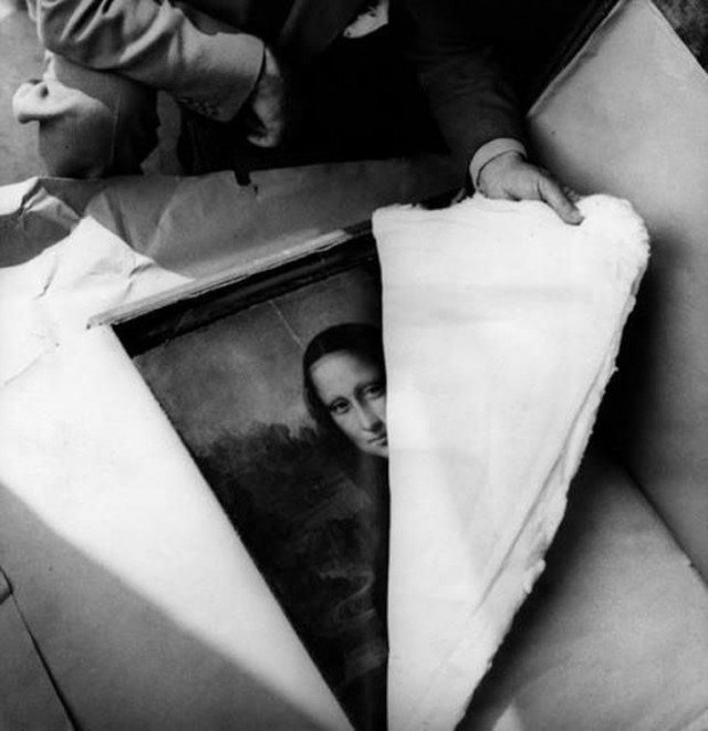 Распаковка картины «Мона Лиза», после того как она в 1939 году была спрятана от немецких войск. 1945 год.