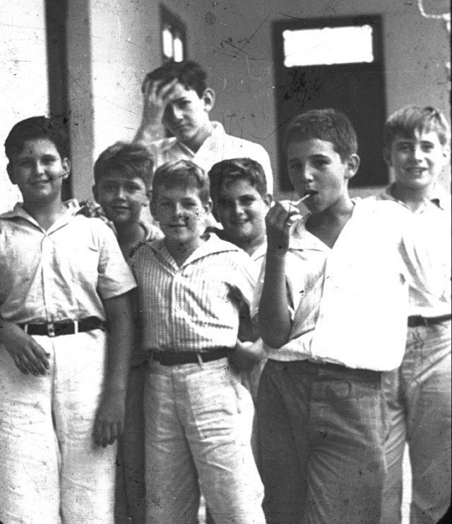 Молодой Фидель Кастро (с конфетой на палочке) позирует со своими друзьями. Сантьяго, Куба, 1940 год 