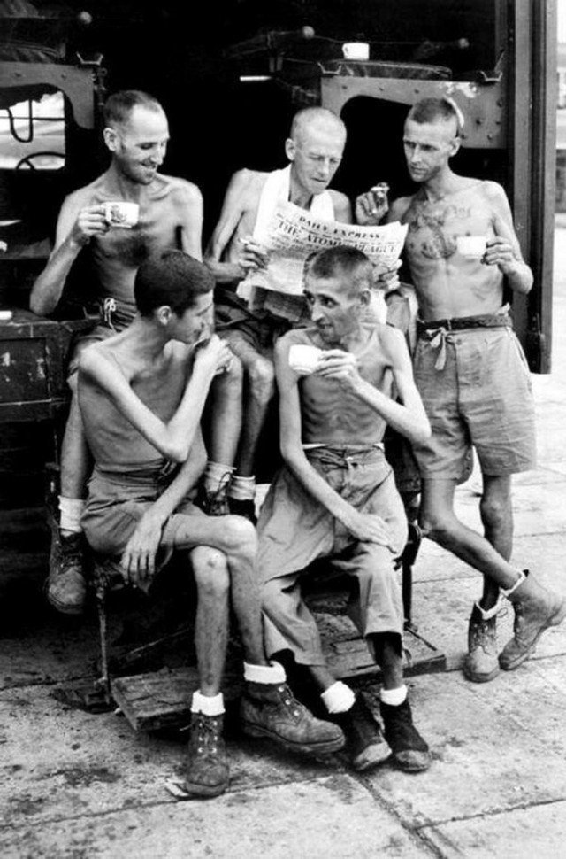 Австралийские солдаты после освобождения из японского плена в Сингапуре. 1945 год