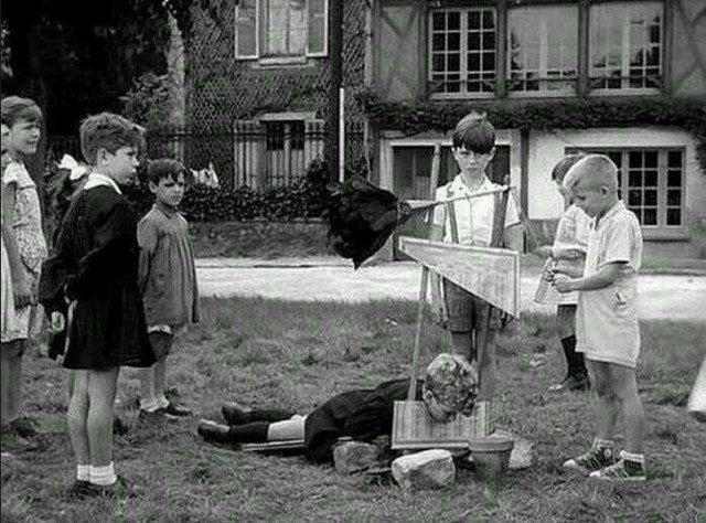 Дети во время некой игры понарошку казнят преступника. Франция, 1959 год 