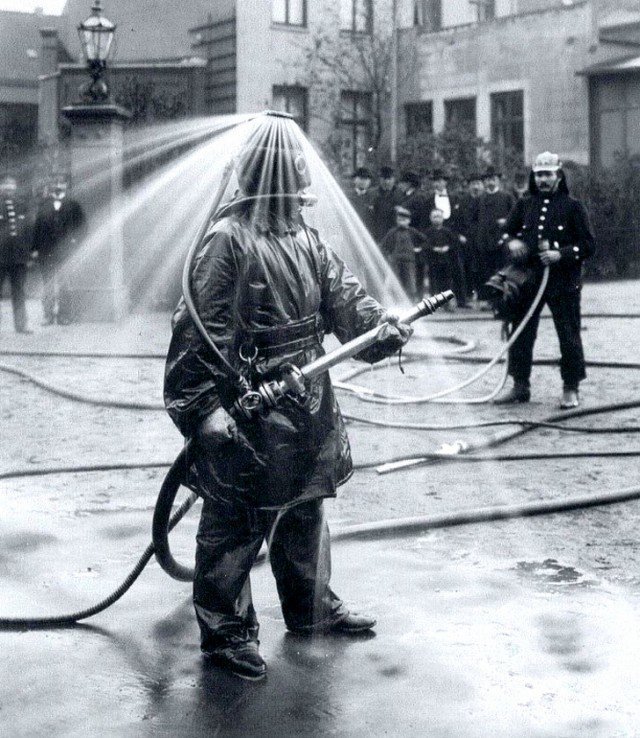 Публичная демонстрация пожарного шлема с водяным душем компании König. Германия, 1900-е годы