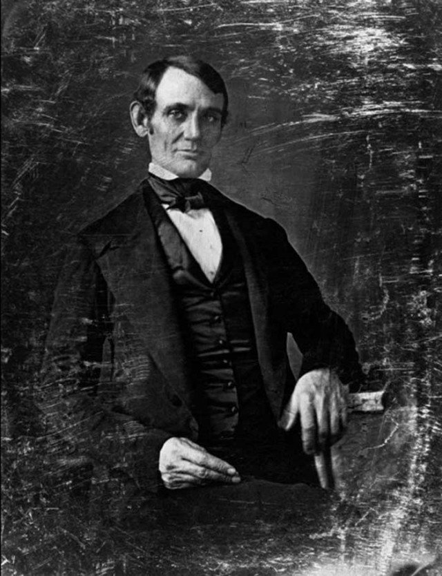 Первая фотография Авраама Линкольна. Приблизительно 1846 год. Без бороды и шляпы трудноузнаваемый.