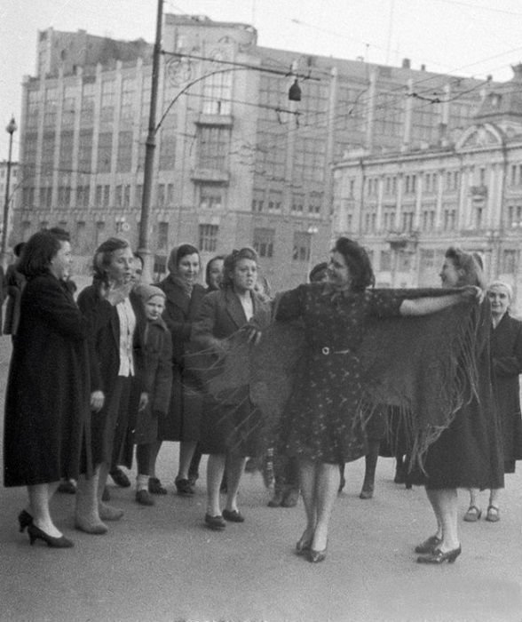 Женщины танцуют на улице Москвы в День Победы. 9 мая 1945 года.
