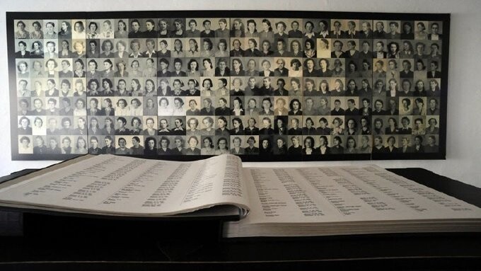 Фото узниц лагеря и книга памяти в музее Равенсбрюке