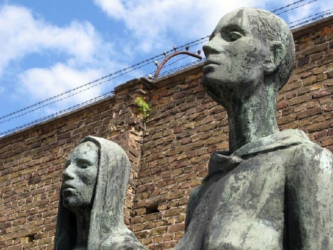Памятник «Две Женщины» в крематории перед Стеной Наций