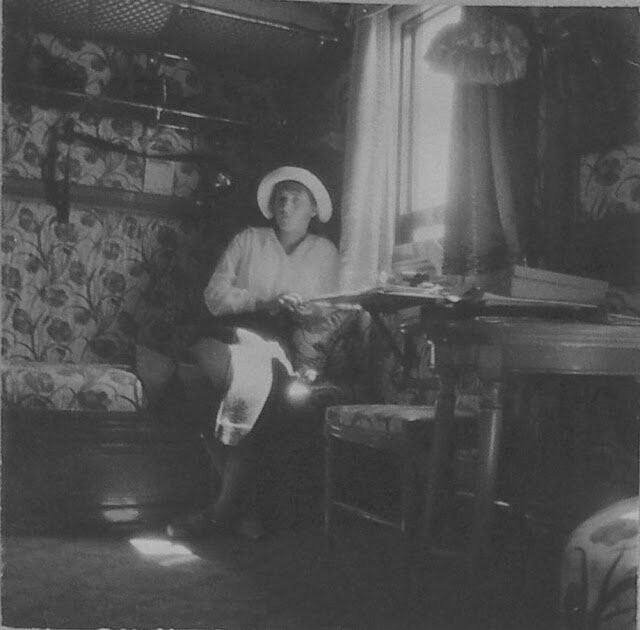 Великая княжна Анастасия в императорском поезде, 1916 год.